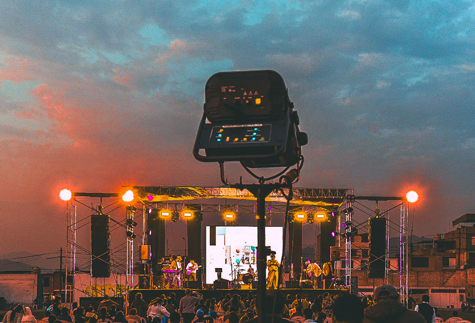 FOH y público en evento con alquiler de sonido profesional