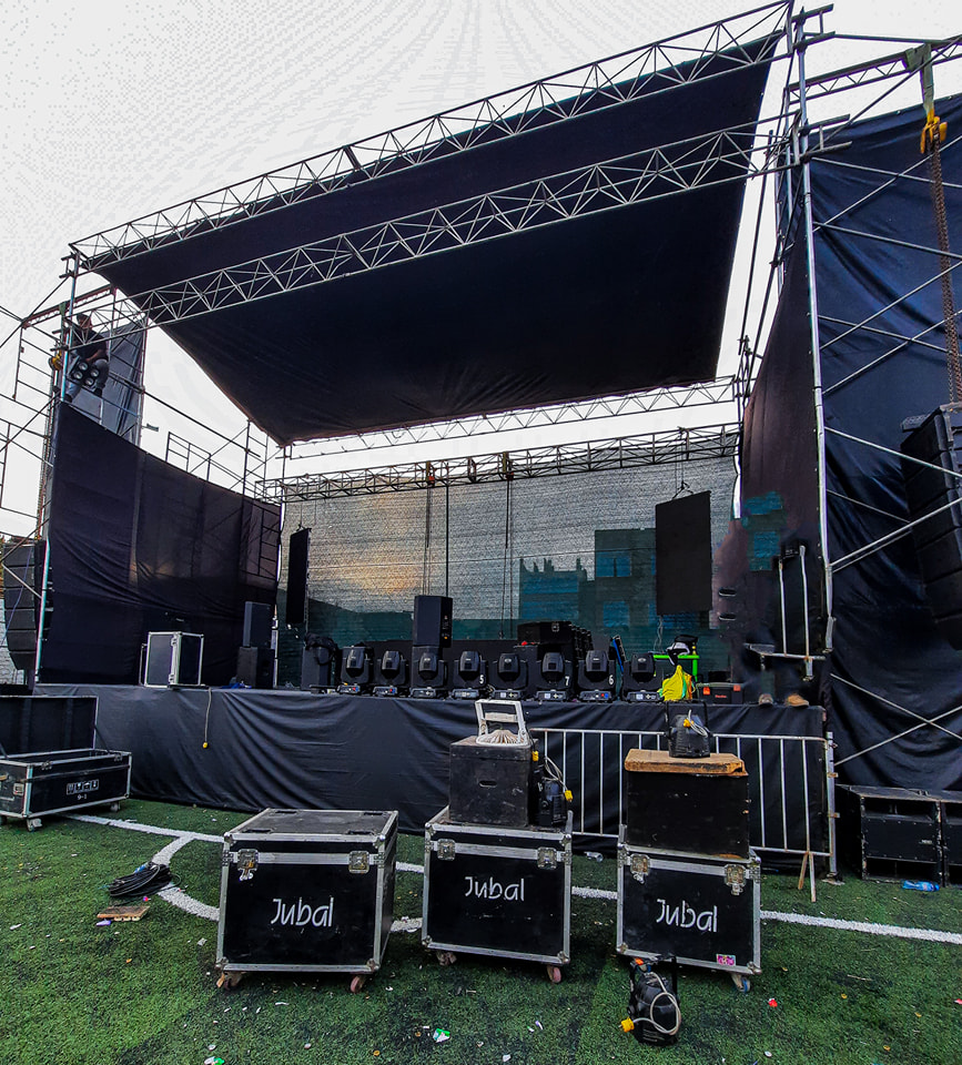 Escenario profesional con estructura y rigging para eventos masivos