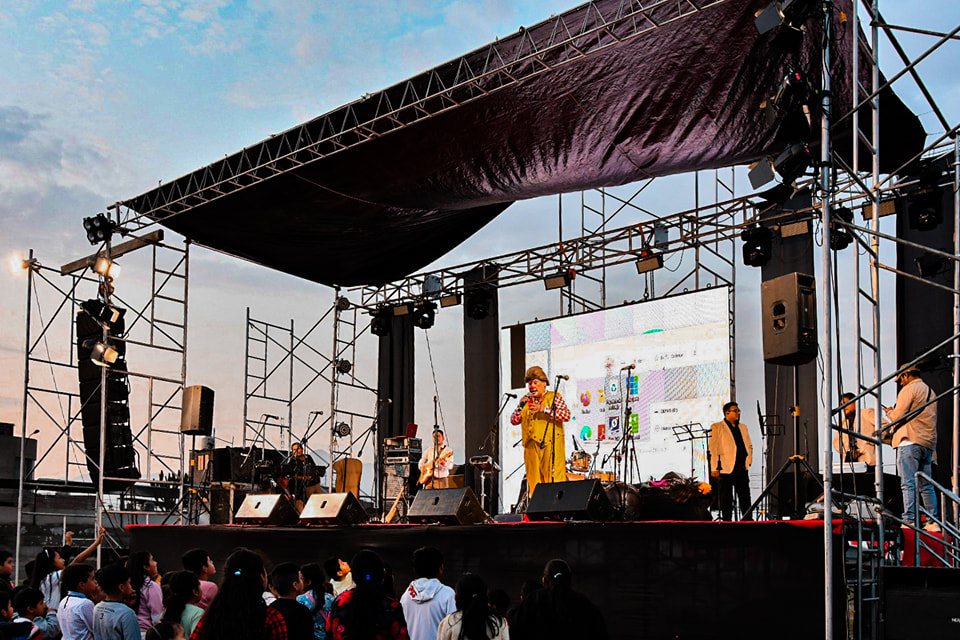 Festival en vivo con sistema de sonido line array y luces LED