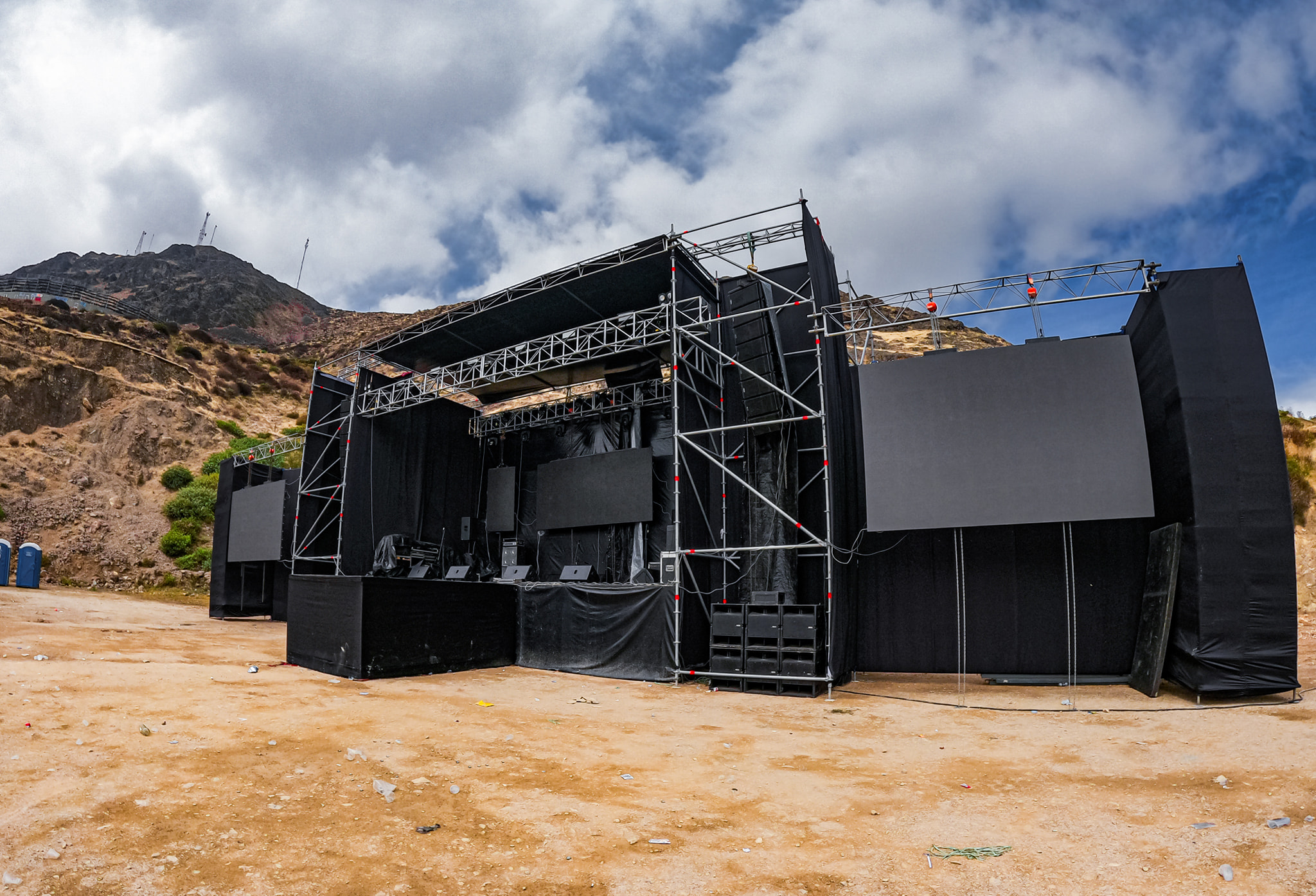 Montaje de rigging y estructuras para conciertos
