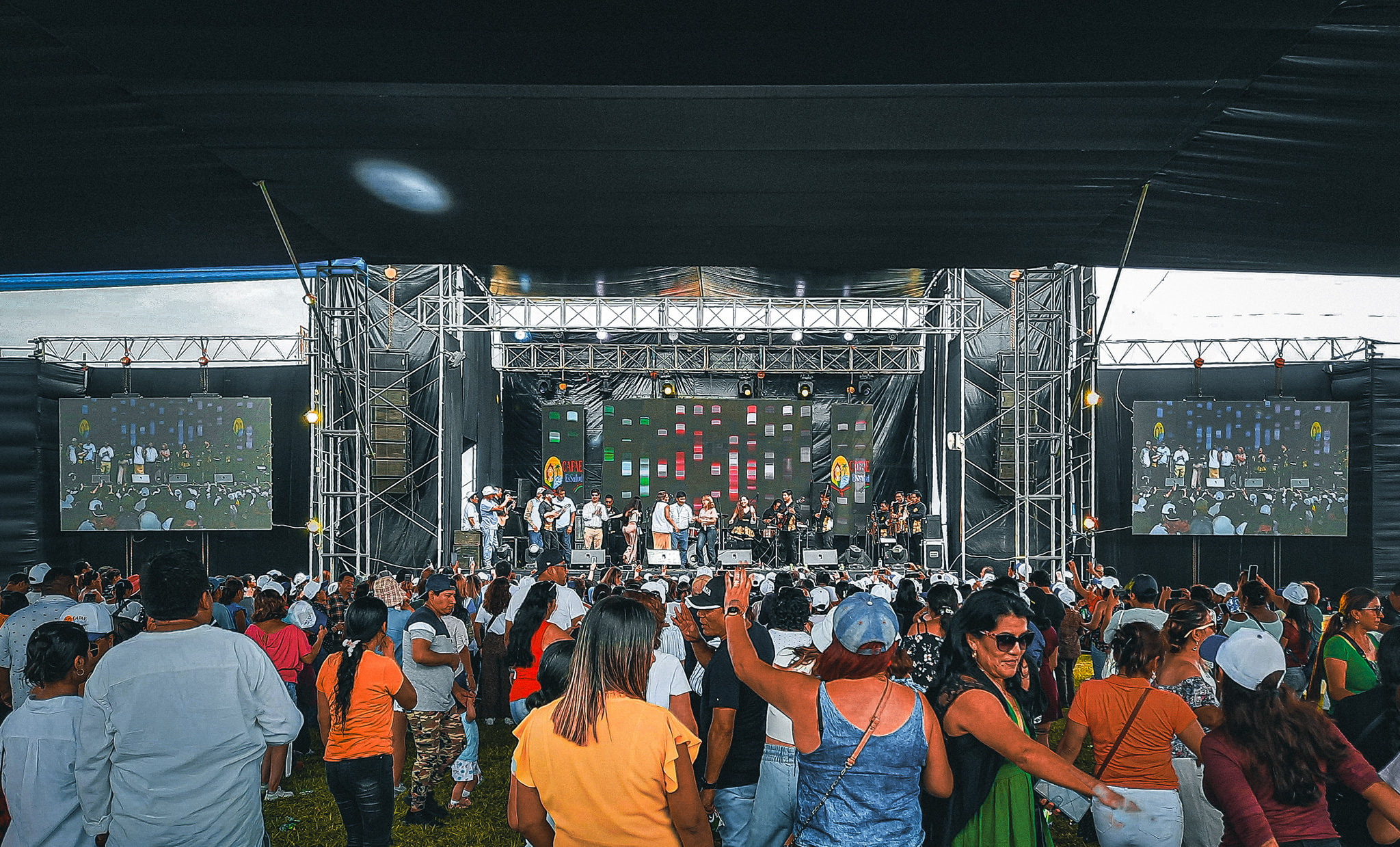 Público disfrutando de evento con sonido e iluminación profesional en Perú